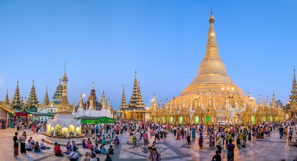 Shwedagon nổi tiếng là một trong những ngôi chùa dát vàng linh thiêng nhất ở Myanmar